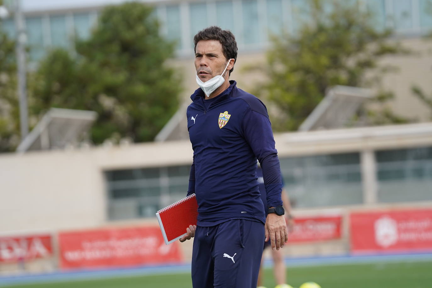 Rubi observa el entrenamiento para decidir el once. 