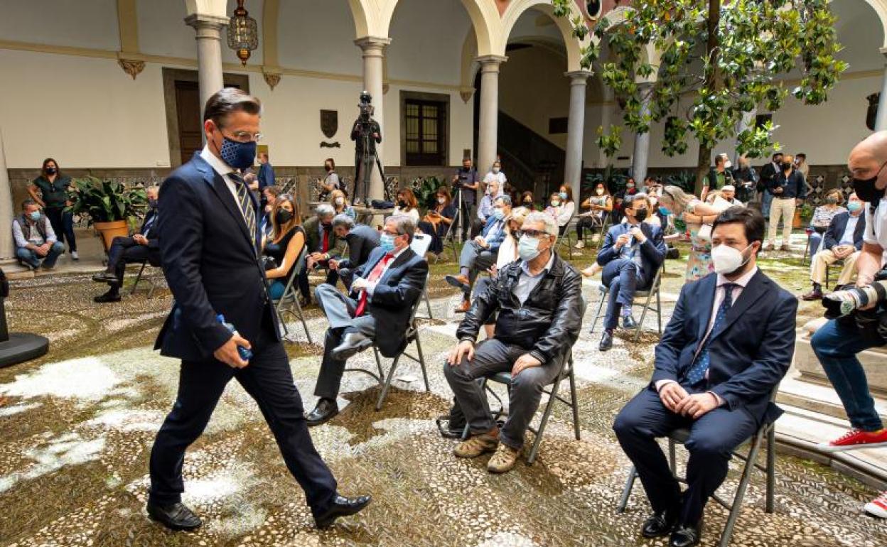 Salvador pasa ante los concejales del PP en el pregón del Corpus de este martes.