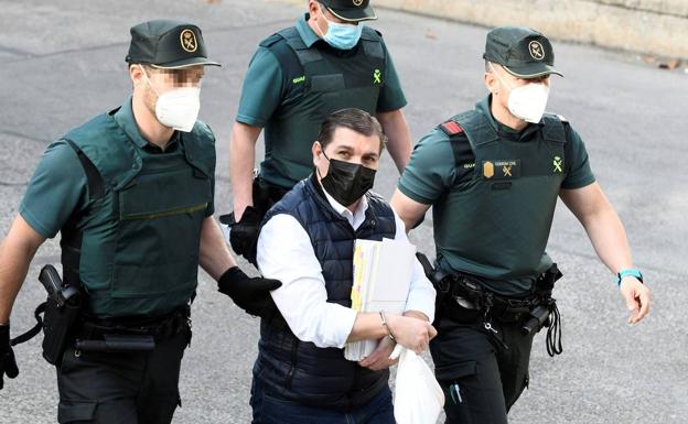 César Román, el Rey del Cachopo, conducido a la Audiencia Provincial de Madrid en el último día del juicio.