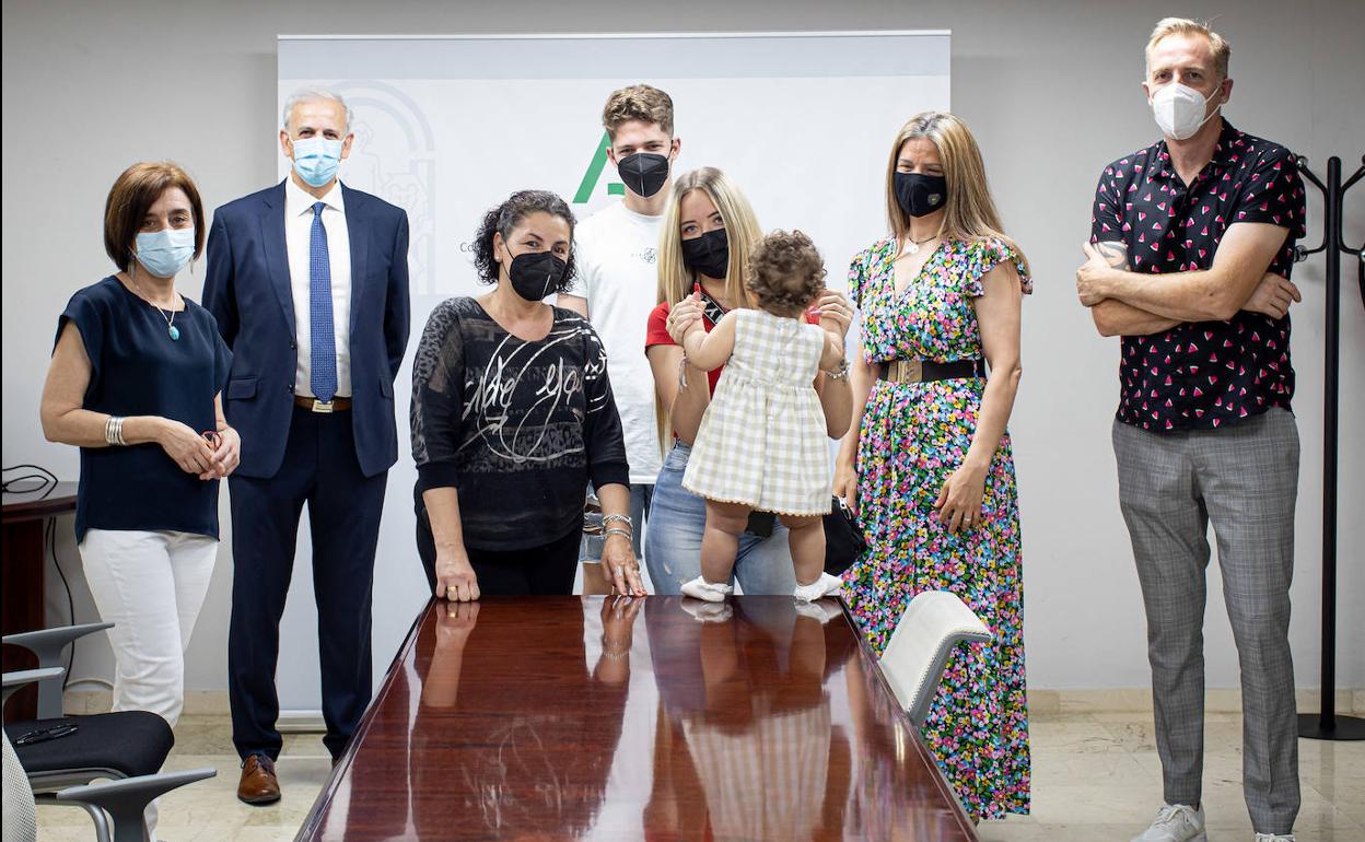 Las dos familias de acogida posan con el delegado de Igualdad y la representante de Aldaima. 