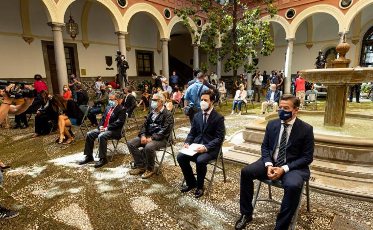 Luis Salvador, en primera fila, asistiendo al Pregón del Corpus y en segundo término los ediles del PP y Manuel Olivares, concejal de Cs.
