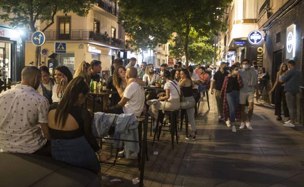 El plan de Sanidad para la mascarilla, los bares y el tabaco este verano en España