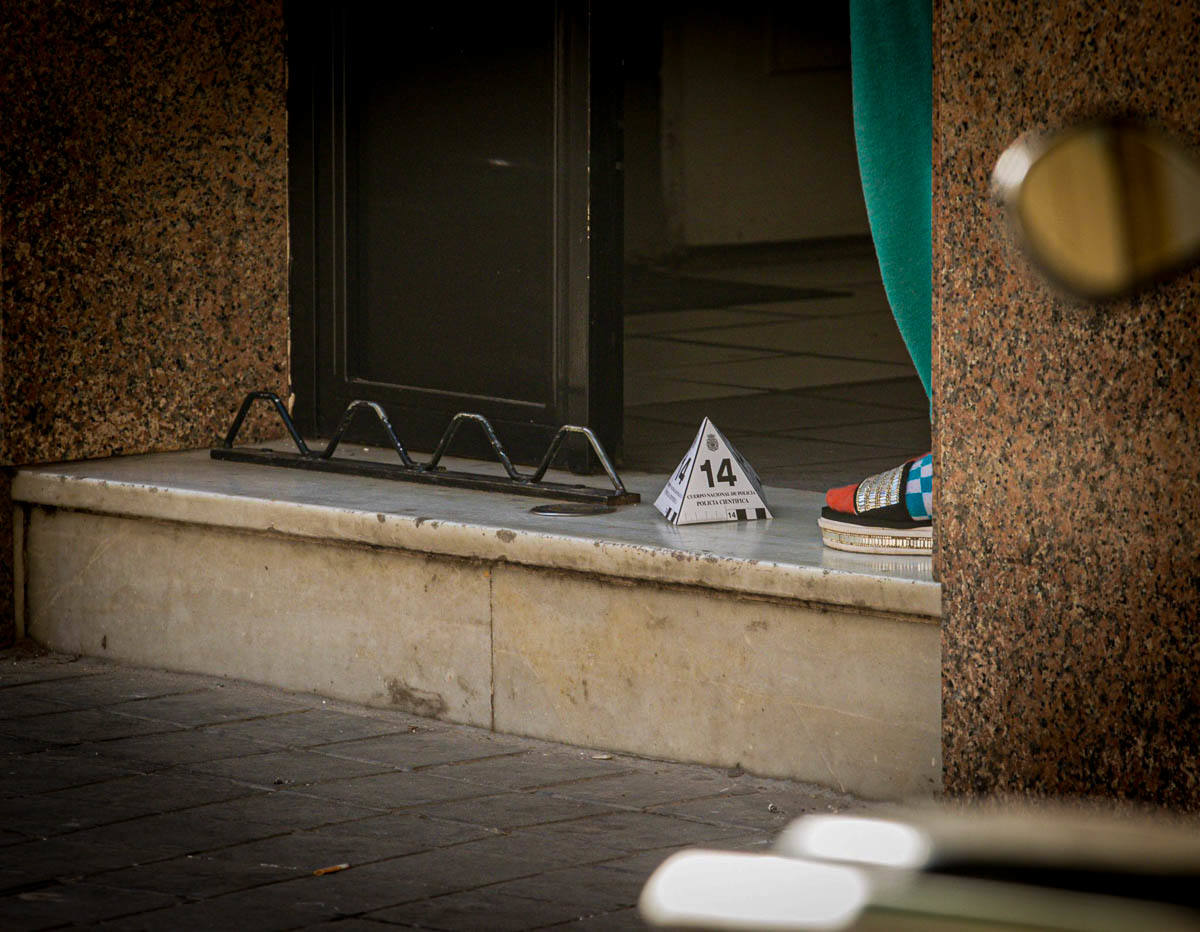 Fotos: Lugar del apuñalamiento a un joven en Granada en la calle Sol