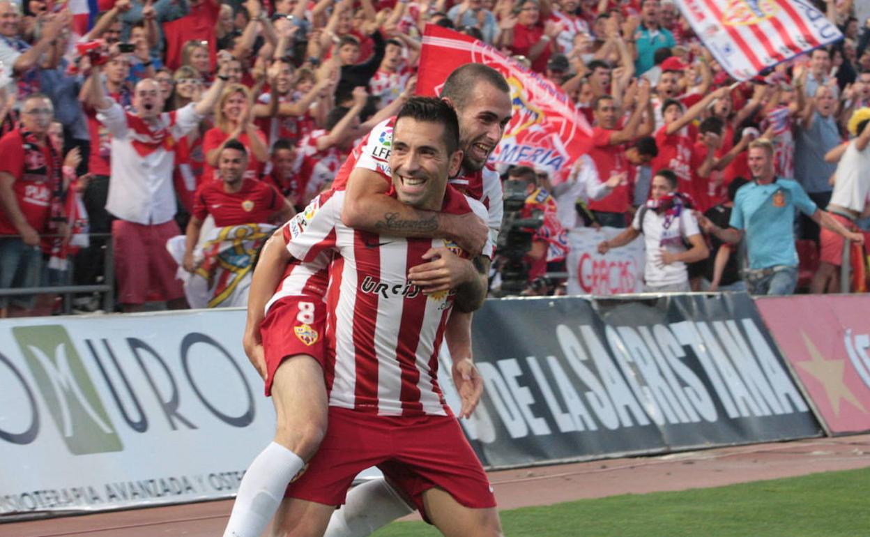 Aleix Vidal y Charles celebran el tercer gol ante ei Girona en el último ascenso. 