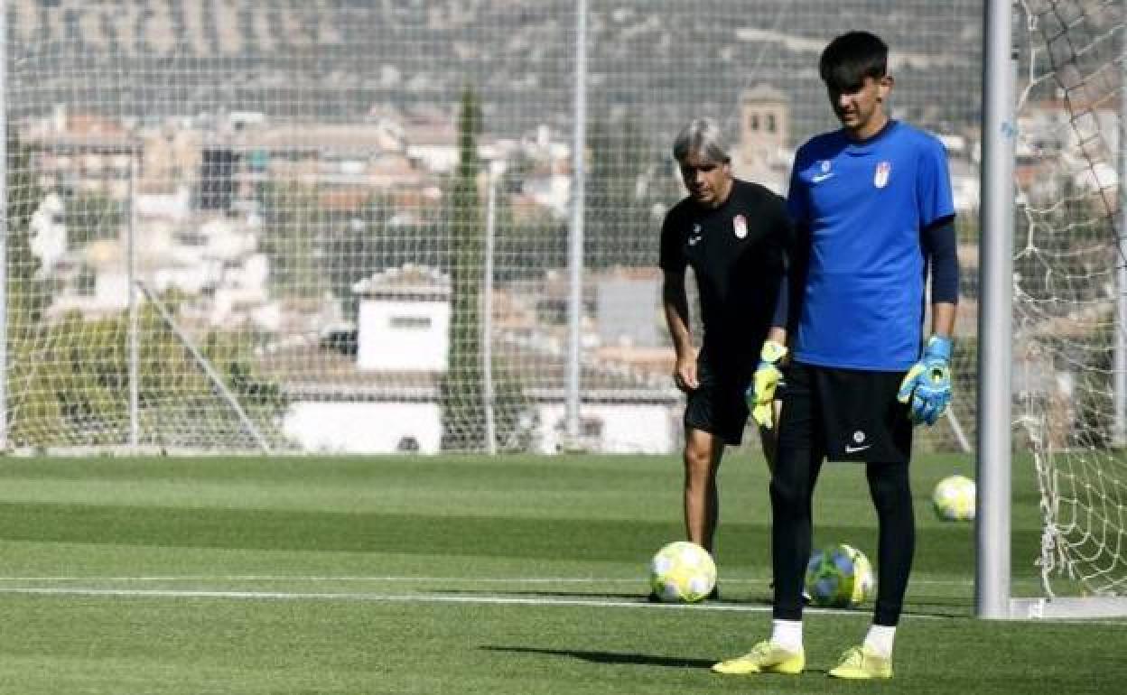 Arnau observa un partidillo de entrenamiento en la Ciudad Deportiva. 