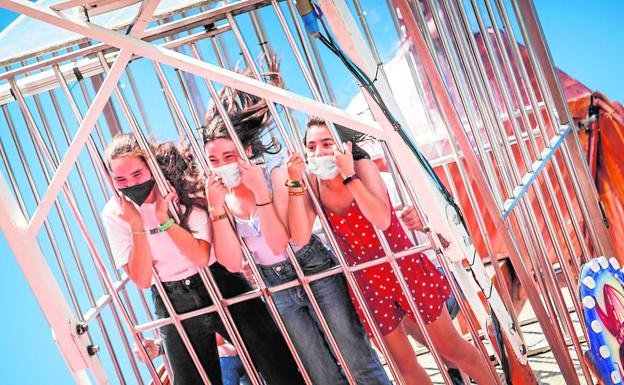 Luces y risas en el ferial de Almanjáyar con la inauguración de las atracciones