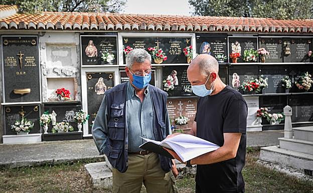 José y Alfredo revisan la documentación histórica. 