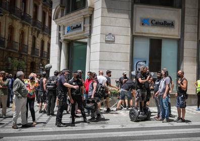 Imagen secundaria 1 - Escena grabada en Puerta Real, preparando el corte de la calle Reyes Católicos y Dani de la Orden, el director de la serie. 