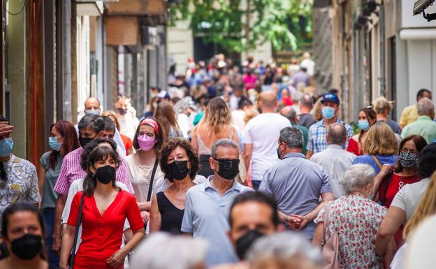 Río de gente en calle Príncipe, este jueves. 