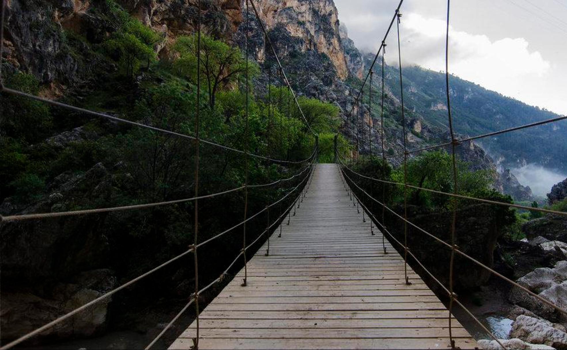 Uno de los puentes que atraviesa el río Velillos.