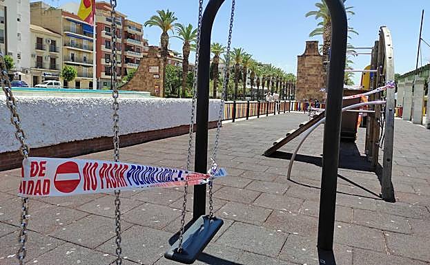 Parque infantil precintado en el Paseo de las Palmeras. 