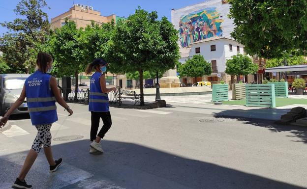 Dos trabajadoras de la patrulla covid de la localidad. 