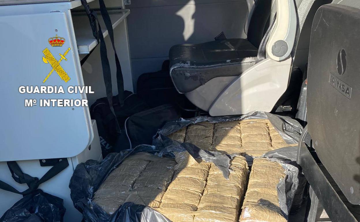 Detenido por transportar 63 kilos de hachís en un vehículo de alquiler tras una persecución