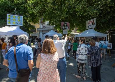 Imagen secundaria 1 - Las Carocas atraen a mucha gente desde la Plaza Bib Rambla. La calle Pan está decorada con farolillos y geranios, cortesía del bar león. El Mesón la Alegría se ha transformado en caseta en la calle Moras.