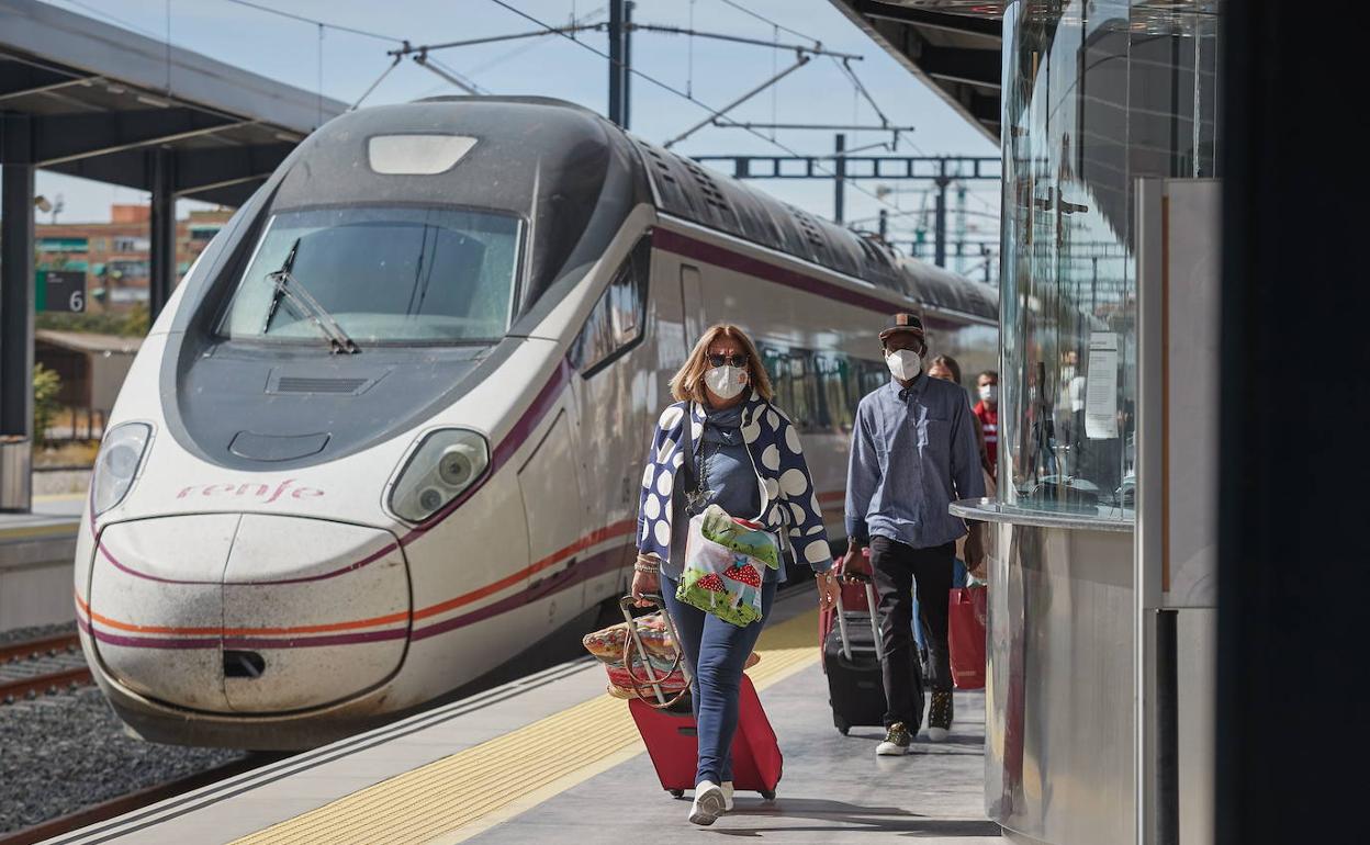 Adif asegura que han surgido controversias con algunas empresas constructoras del AVE. 