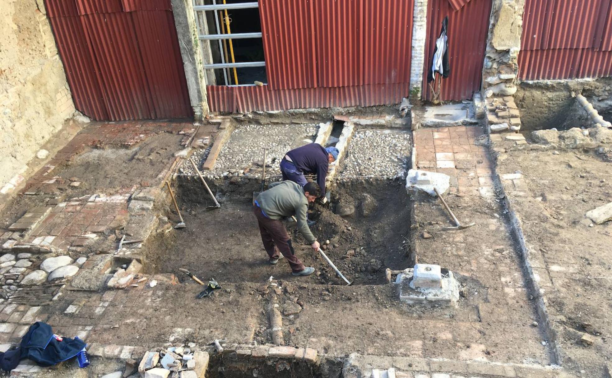 Excavando el patio de una casa morisca en la calle Pilar Seco. 