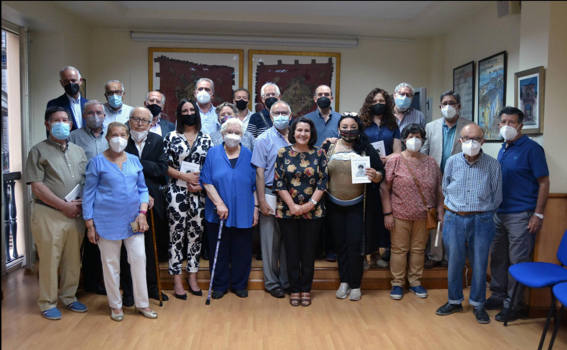 El grupo de miembros del Centro Artístico posó para el recuerdo tras el homenaje a Celia Correa.