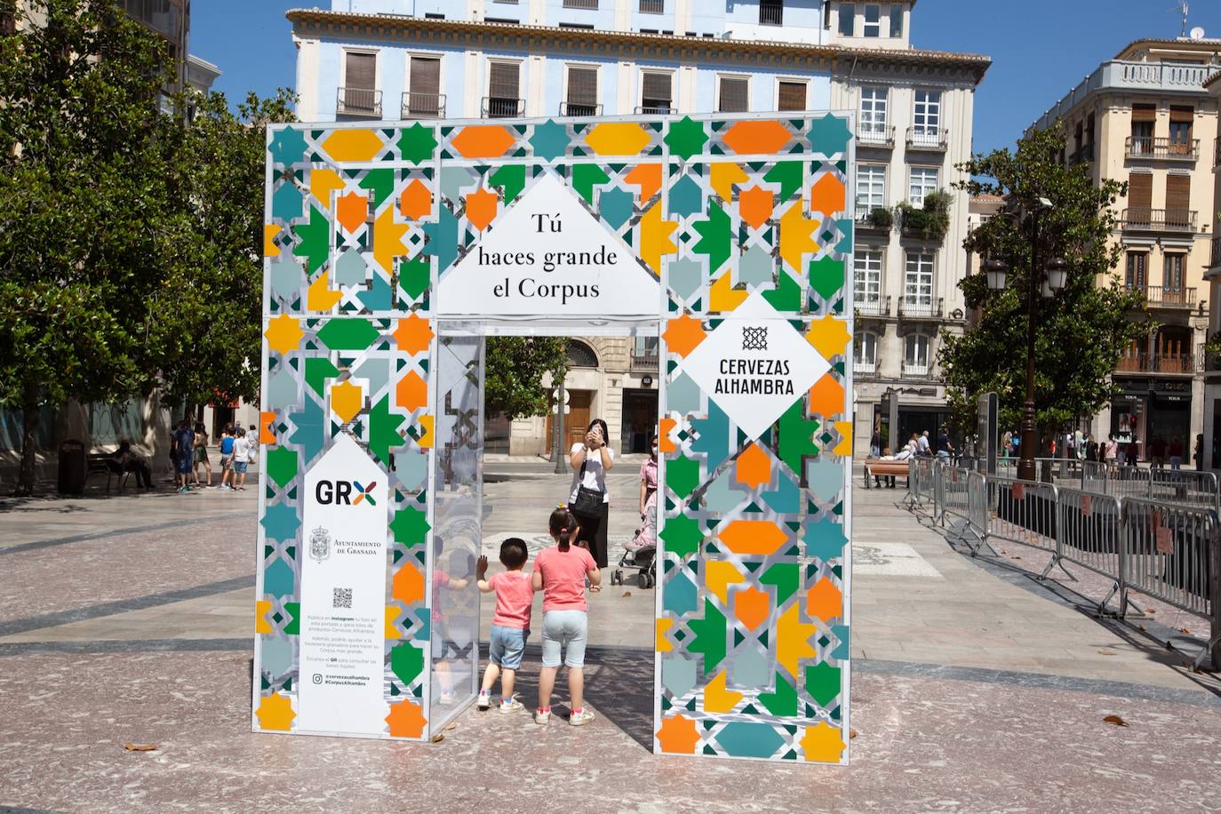 Los cacharritos en Almanjáyar y los farolillos en el Centro conjuran el ambiente de feria en espera de una edición de 2022 que se intuye por todo lo alto