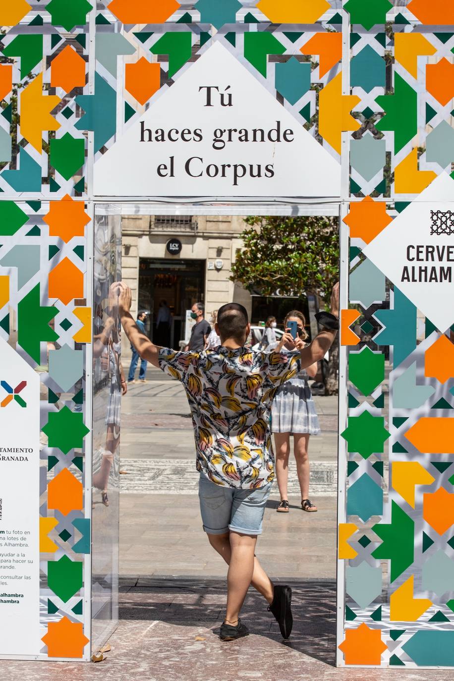 Los cacharritos en Almanjáyar y los farolillos en el Centro conjuran el ambiente de feria en espera de una edición de 2022 que se intuye por todo lo alto