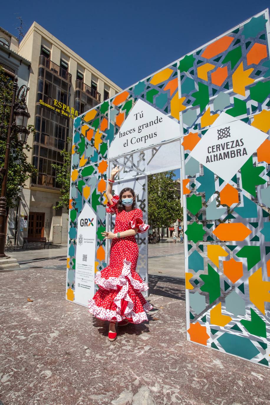 Los cacharritos en Almanjáyar y los farolillos en el Centro conjuran el ambiente de feria en espera de una edición de 2022 que se intuye por todo lo alto