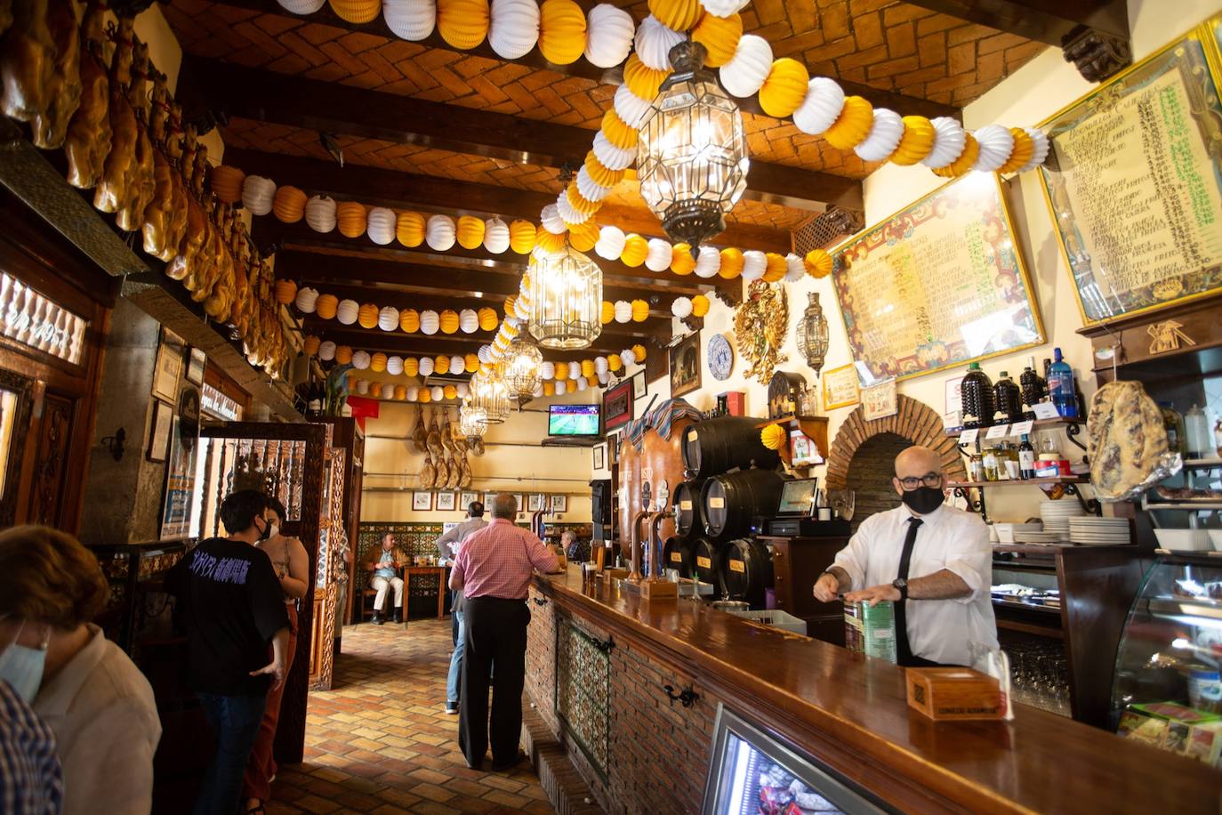 Los cacharritos en Almanjáyar y los farolillos en el Centro conjuran el ambiente de feria en espera de una edición de 2022 que se intuye por todo lo alto