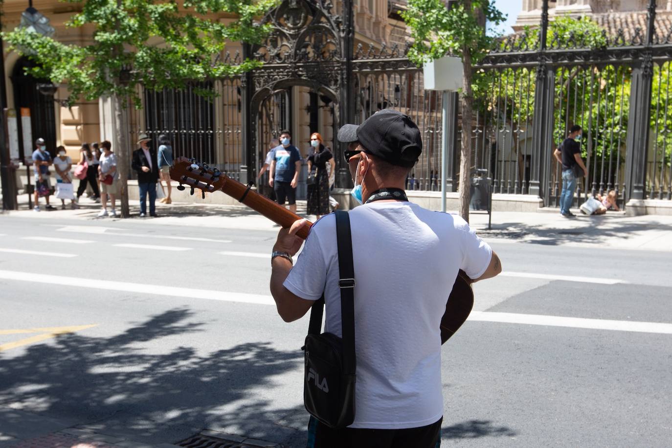 Los cacharritos en Almanjáyar y los farolillos en el Centro conjuran el ambiente de feria en espera de una edición de 2022 que se intuye por todo lo alto