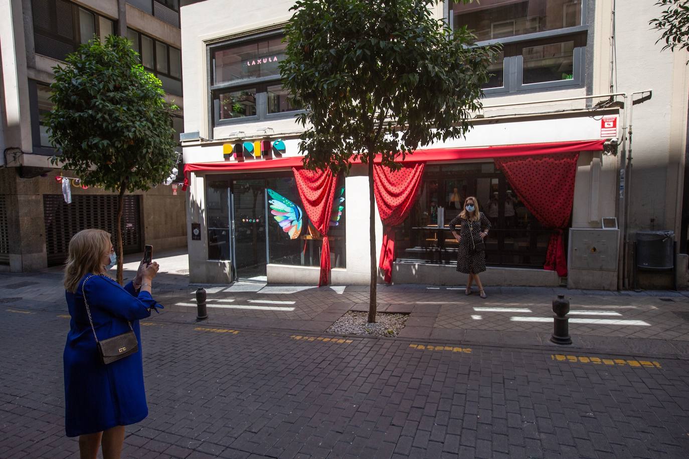 Los cacharritos en Almanjáyar y los farolillos en el Centro conjuran el ambiente de feria en espera de una edición de 2022 que se intuye por todo lo alto