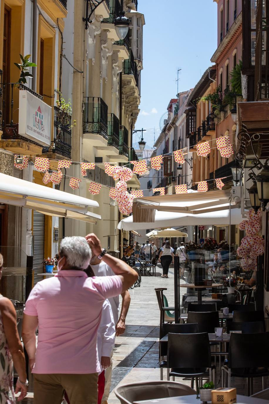 Los cacharritos en Almanjáyar y los farolillos en el Centro conjuran el ambiente de feria en espera de una edición de 2022 que se intuye por todo lo alto