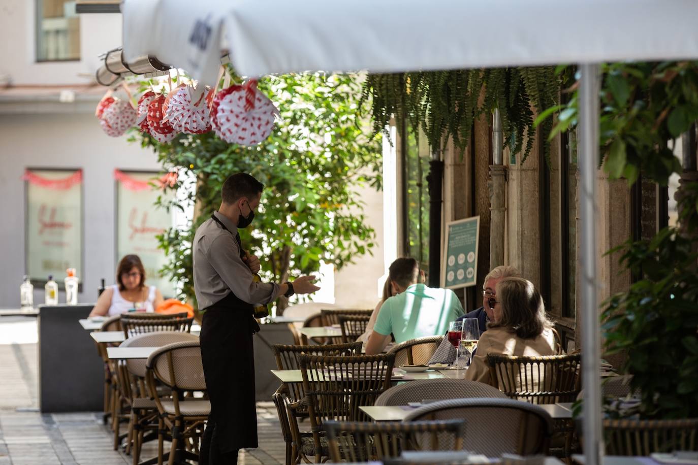 Los cacharritos en Almanjáyar y los farolillos en el Centro conjuran el ambiente de feria en espera de una edición de 2022 que se intuye por todo lo alto