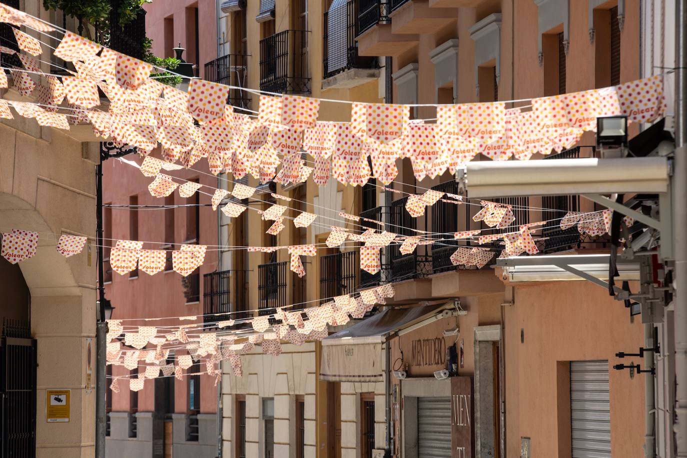 Los cacharritos en Almanjáyar y los farolillos en el Centro conjuran el ambiente de feria en espera de una edición de 2022 que se intuye por todo lo alto
