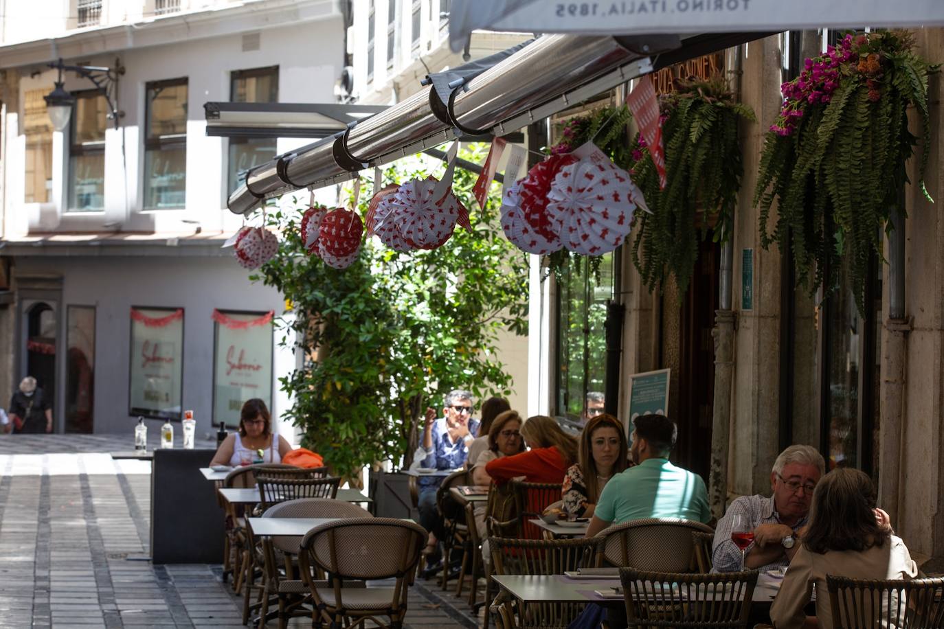 Los cacharritos en Almanjáyar y los farolillos en el Centro conjuran el ambiente de feria en espera de una edición de 2022 que se intuye por todo lo alto