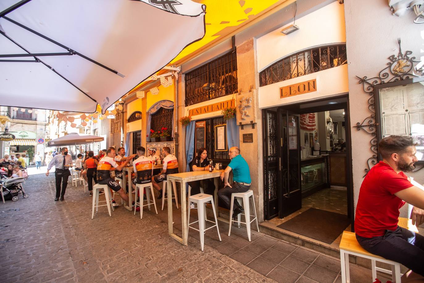 Los cacharritos en Almanjáyar y los farolillos en el Centro conjuran el ambiente de feria en espera de una edición de 2022 que se intuye por todo lo alto