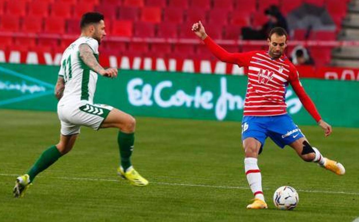 Víctor Díaz despeja con la zurda. 