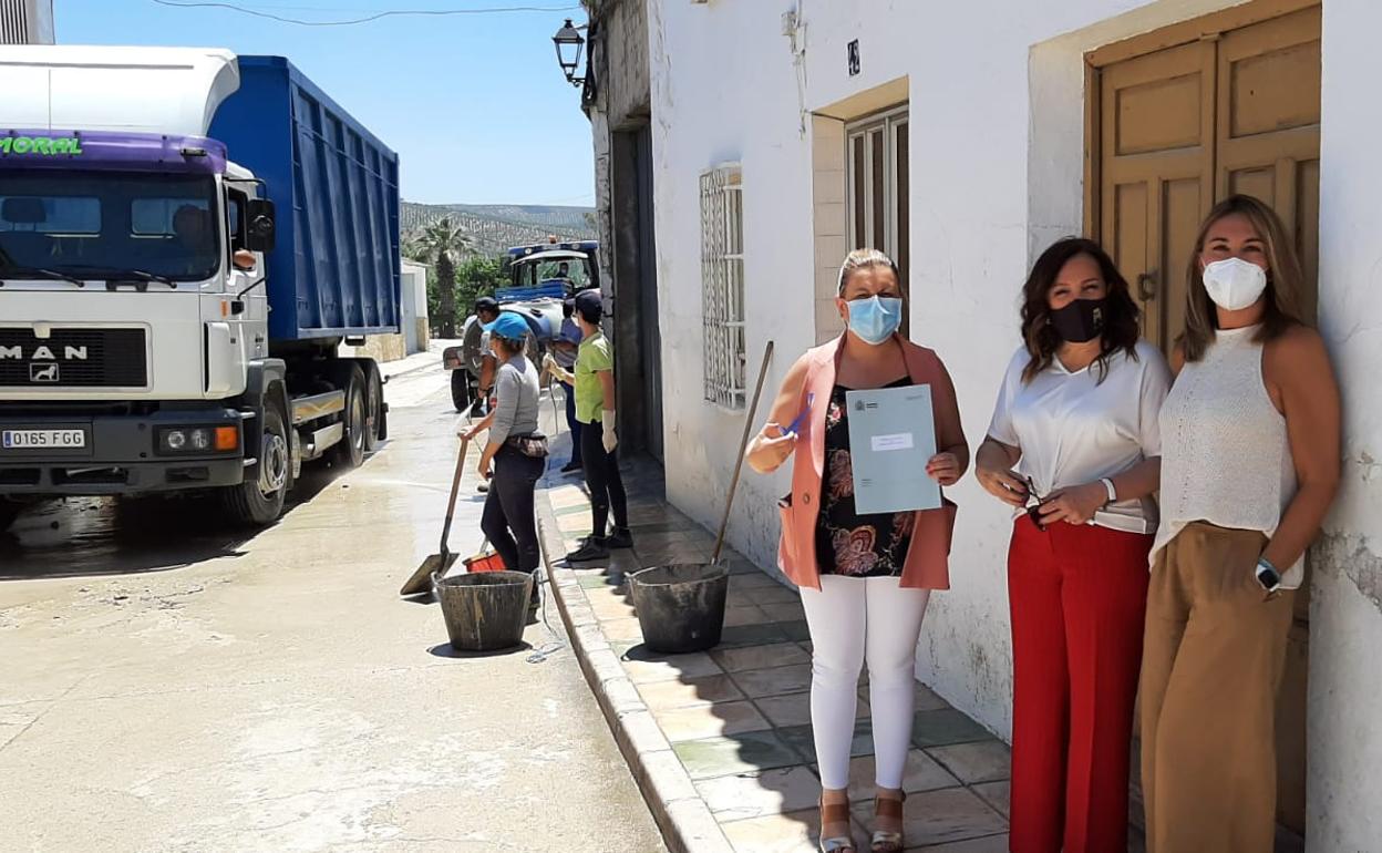 La subdelegada del Gobierno, Catalina Madueño, reconoció la zona junto a a alcaldesa del municipio de Santiago de Calatrava, Rocío Zamora, y la teniente alcalde, Raquel Martínez. 