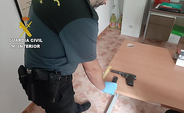 Amenaza a un individuo en Íllora y le encuentran una pistola en su coche, donde había un bebé