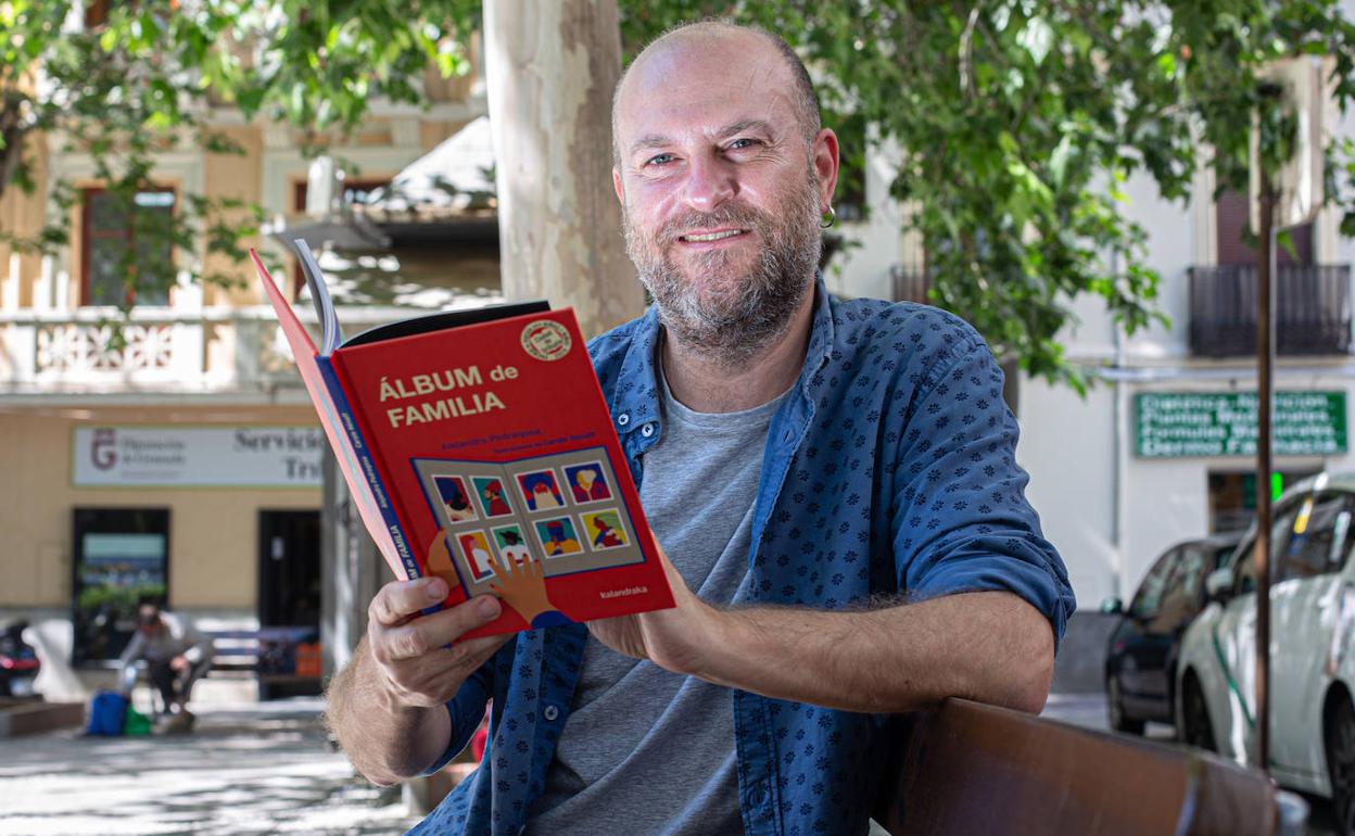 Alejandro Pedregosa abre las páginas de su 'Álbum de familia' en la plaza de Mariana Pineda.