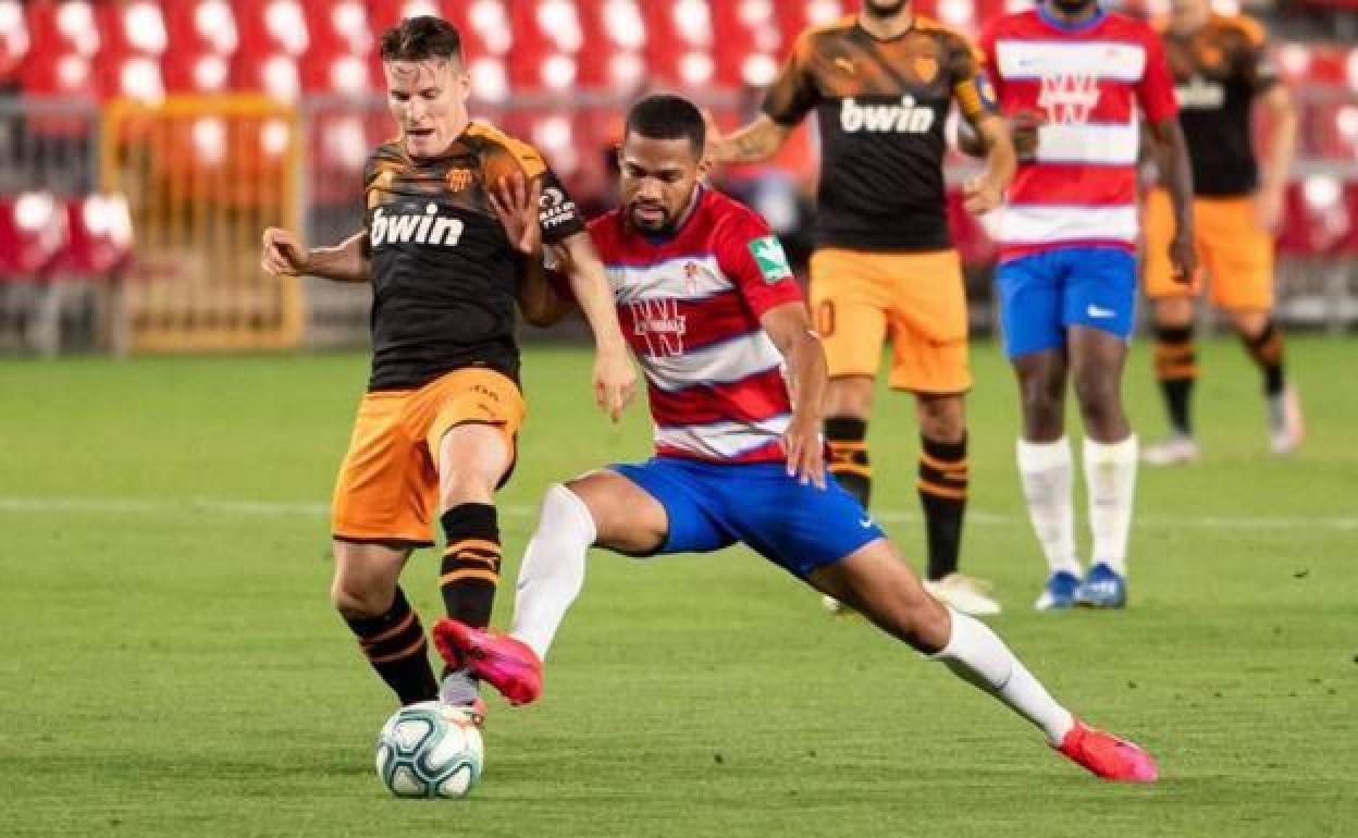 Yangel Herrera intenta controlar un balón en un Granada-Valencia. 