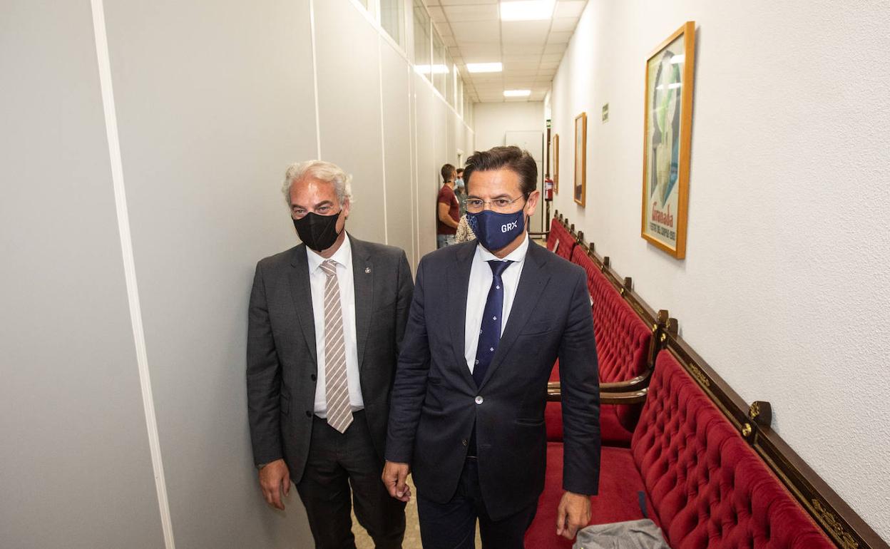 Huertas y Salvador, a la entrada de la sala de prensa.