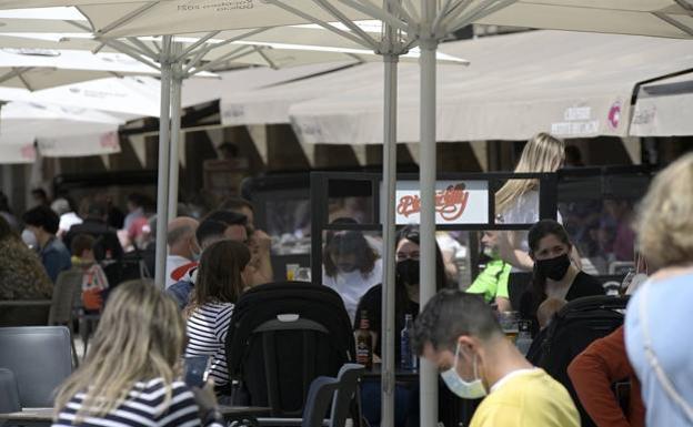 Andalucía mantiene el pulso con Sanidad con las medidas a bares y ocio y sigue con su plan