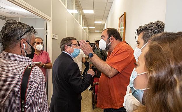 Luis González y Francisco Puentedura se saludan en el pasillo.
