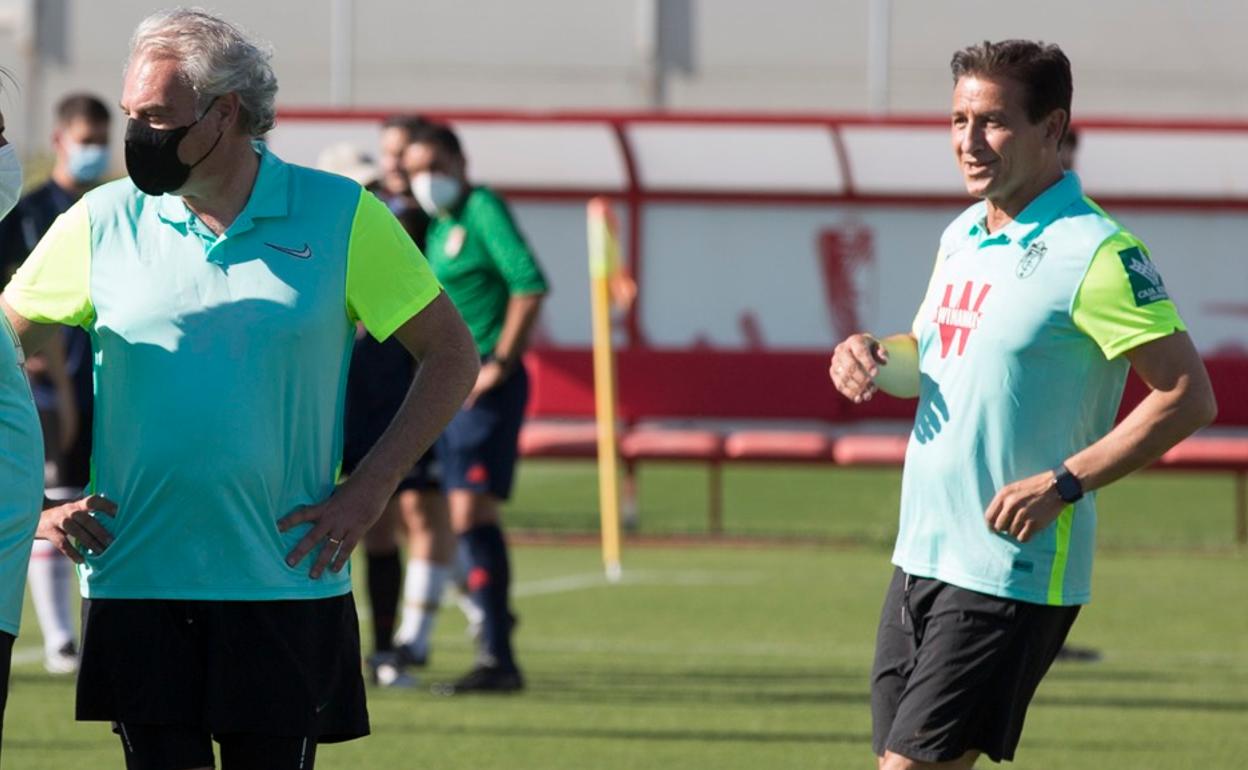 Luis Salvador (d) y José Antonio Huertas, en el partido benéfico del lunes.