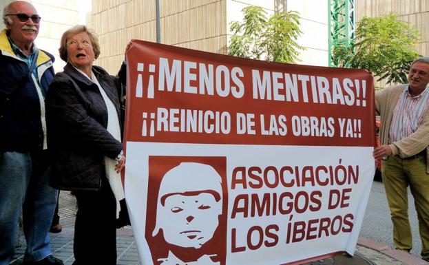 Arturo Ruiz, Pilar Palazón y Manuel Molinos, reclamando en 2014 la terminación del Museo Ibero. 