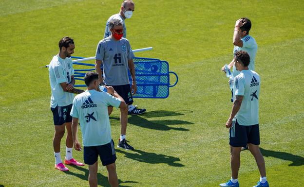 Luis Enrique habla con cuatro de los jugadores convocados de urgencia por el positivo de Busquets.