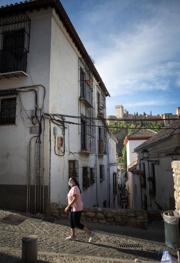 Los cables impiden la visión de la Alhambra. 