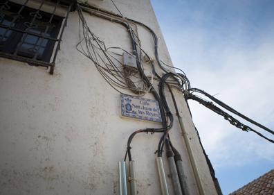 Imagen secundaria 1 - El impacto visual del cableado es evidente en la calle San Juan de los Reyes, en el Albaicín Bajo. 