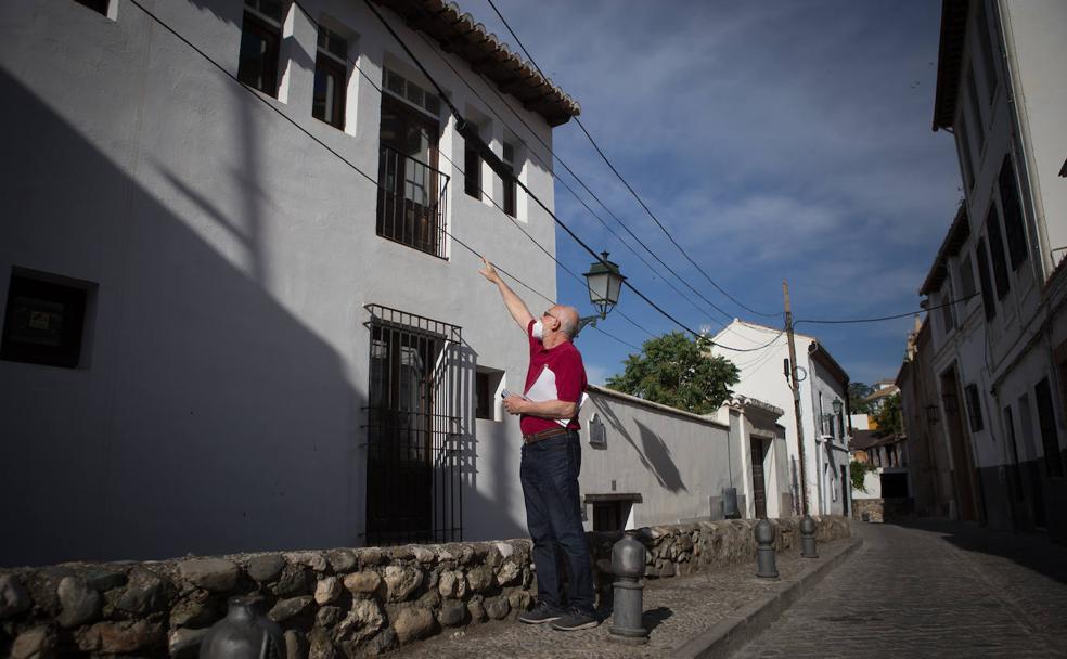 El tendido eléctrico se puede tocar sin problemas a la altura del número 83 de la calle San Juan de los Reyes. 