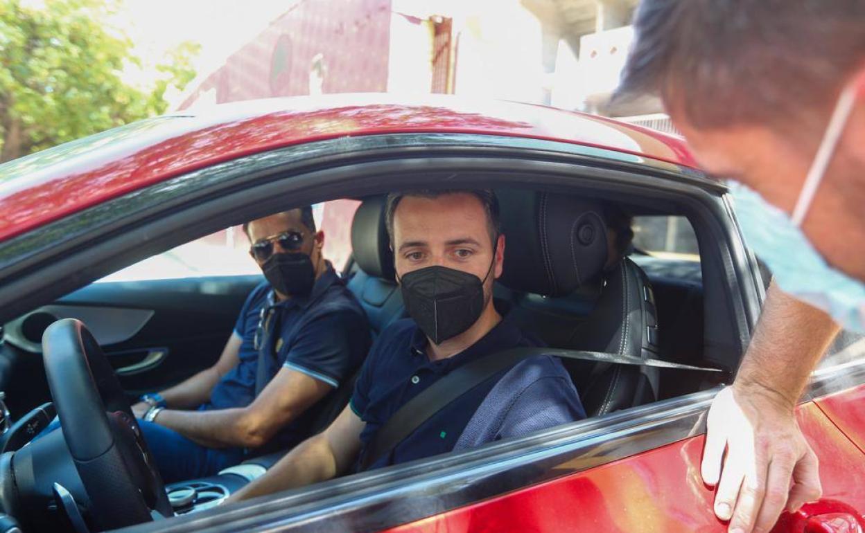 Fran Sánchez, a la salida de las oficinas del estadio, junto a Luis Casas. 