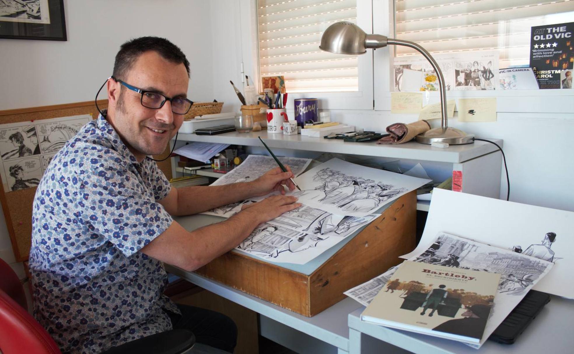 José Luis Munuera, en su mesa de trabajo, en el Albaicín granadino.