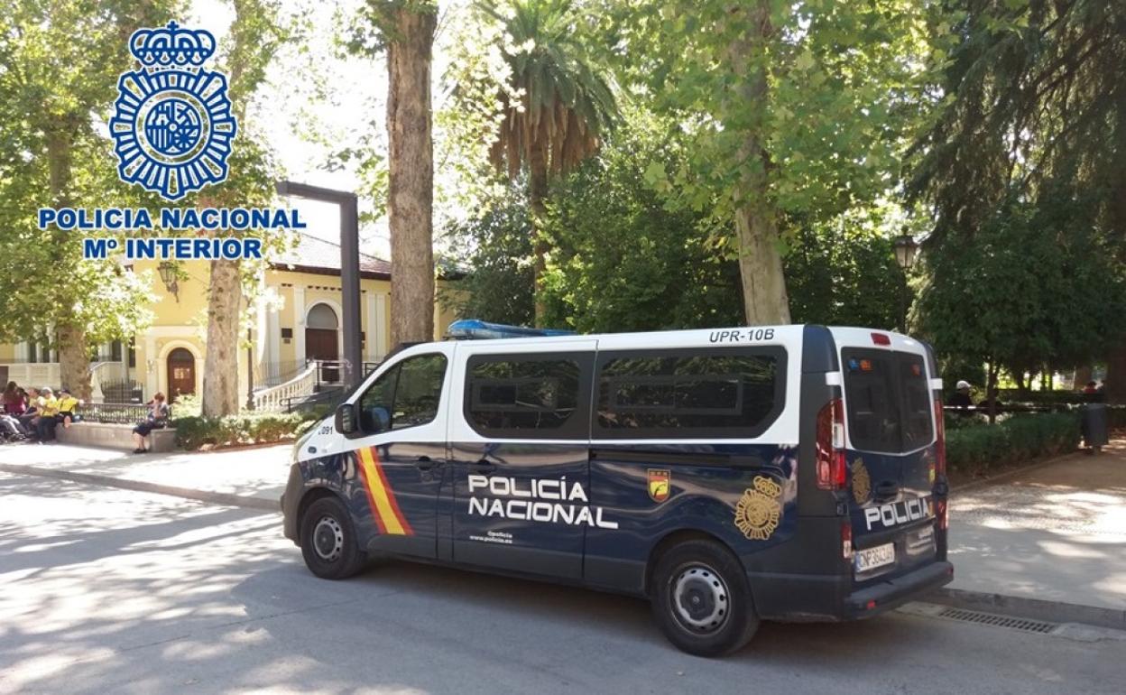 Vehículo policial en Granada.
