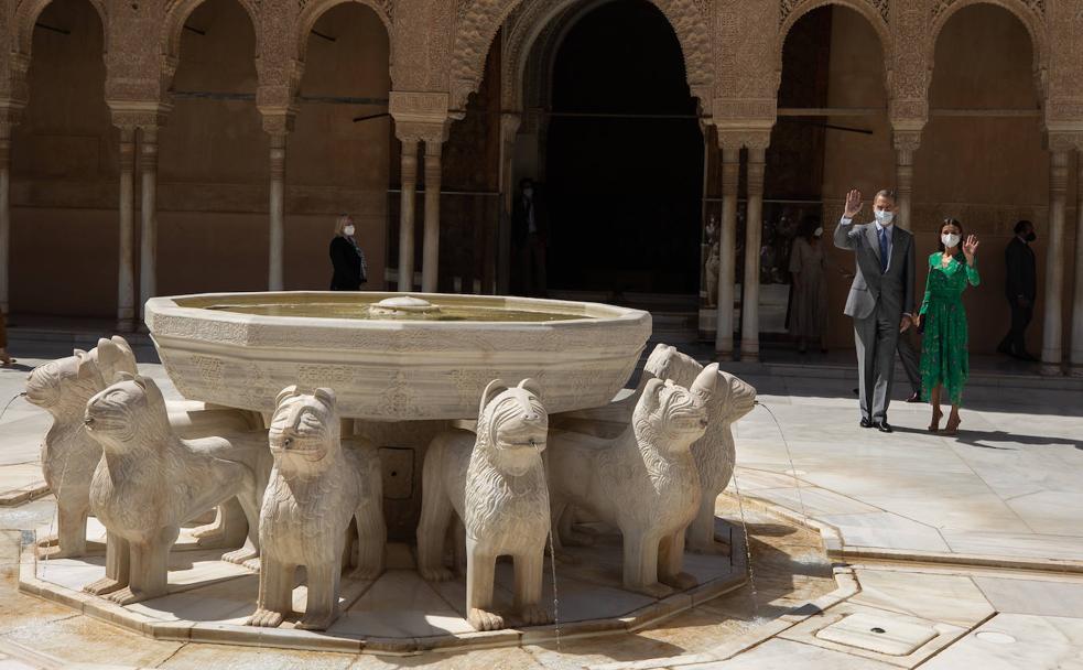 Don Felipe y Doña Letizia saludan a los turistas en el Patio de los Leones. 